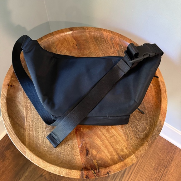 Lululemon - The Rest is Written Belt Bag - Black - NWT - Picture 2 of 2